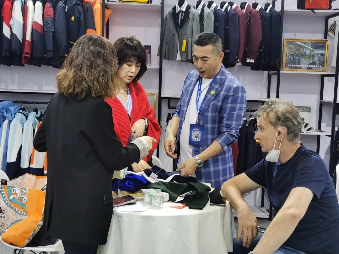 重庆立泰服饰集团还与来自全国各地的校服企业进行了深入交流和合作洽谈